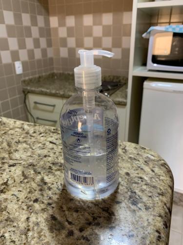 a bottle of water sitting on a counter in a kitchen at Chalé aconchegante para família no Centro in Penedo