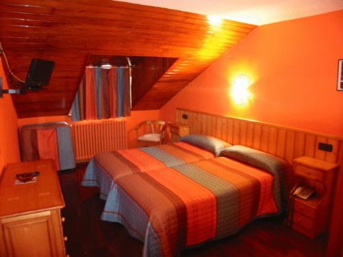 1 dormitorio con 1 cama grande en una habitación en Hotel Navarro, en Panticosa