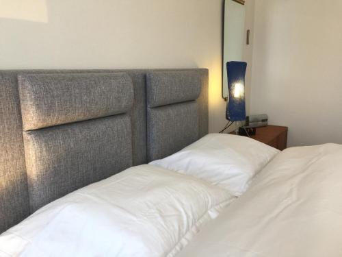 Un pat sau paturi într-o cameră la Naantali City Luxury