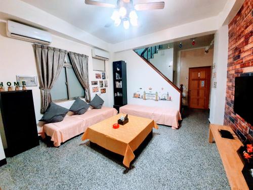 安平的住宿－台南安平一擎海，客厅配有两张床和一张桌子