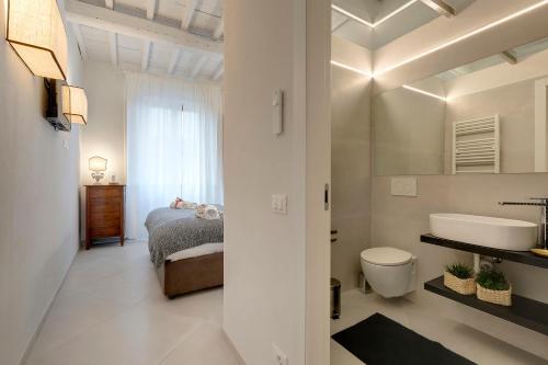 A bathroom at Mamo Florence - Brancacci Suite
