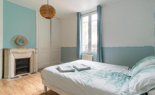 Säng eller sängar i ett rum på Appartement cosy, Hôtel de ville