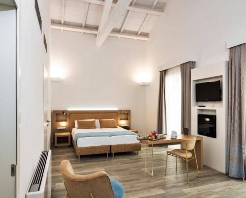 a hotel room with a bed and a table at Hotel Italia in Cagliari