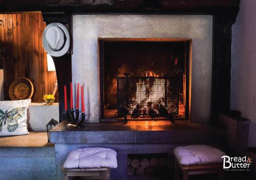 a living room with a fireplace with red candles at Bread & Butter in Albignasego