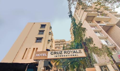 um sinal para um hotel em frente a um edifício em Itsy By Treebo - Cruz Royale Santacruz West em Mumbai