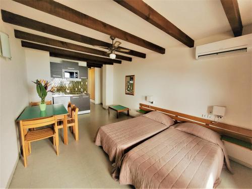 賽貢的住宿－加州汽車旅館，一间带一张床和一张书桌的卧室和一间厨房
