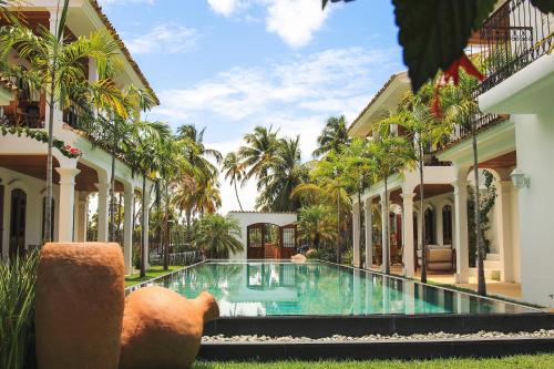 uma imagem de uma piscina numa casa em Villa Canziani & Donato em Pôrto de Pedras