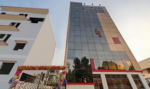 un grand bâtiment avec des fenêtres en verre devant lui dans l'établissement Treebo Trend Sreema Salt Lake, à Kolkata
