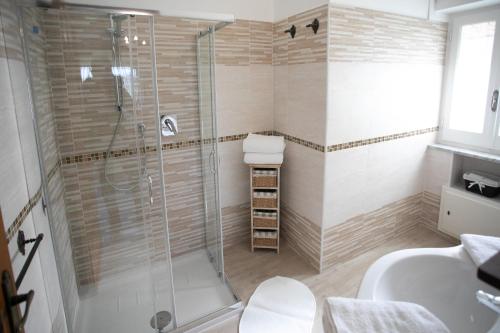 uma casa de banho com um chuveiro e um lavatório. em Bed & Breakfast Elisabeth em Tropea