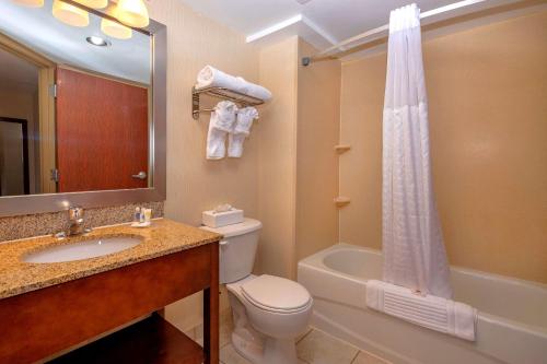 Un baño de Comfort Inn Near Quantico Main Gate North