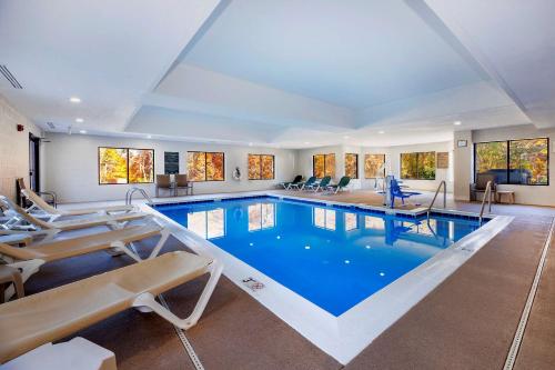 una gran piscina en una gran habitación con sillas en Comfort Inn Near Quantico Main Gate North, en Dumfries
