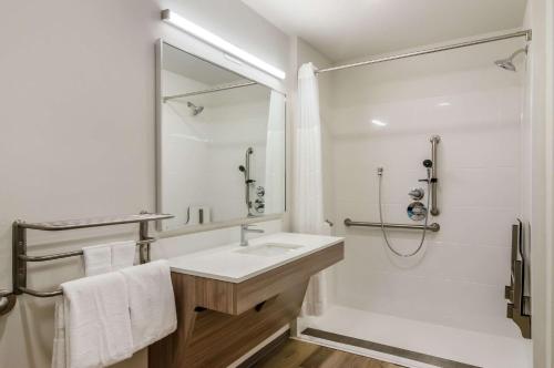 WoodSpring Suites Tacoma - Lakewood tesisinde bir banyo