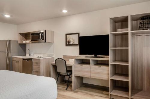 Cucina o angolo cottura di WoodSpring Suites Tacoma - Lakewood