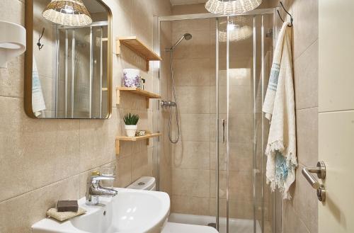 y baño con ducha, lavabo y aseo. en Barcelona Sants Station Apartments, en Barcelona