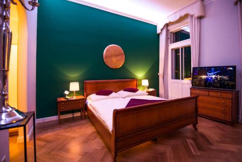 巴德加斯坦的住宿－加斯坦歐洲酒店，一间卧室设有一张床和绿色的墙壁
