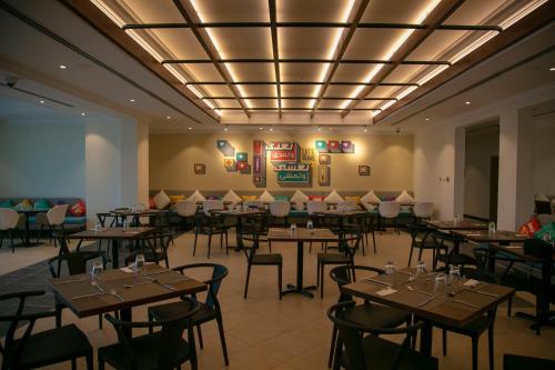 Un restaurante o sitio para comer en Atana Stay Al Ashkara