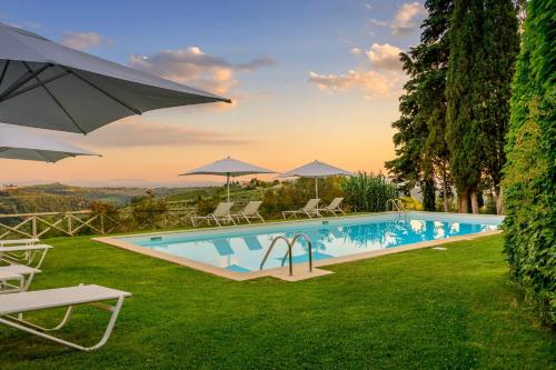 una piscina con sillas y sombrillas en un patio en Podere Vigliano en Tavarnelle in Val di Pesa