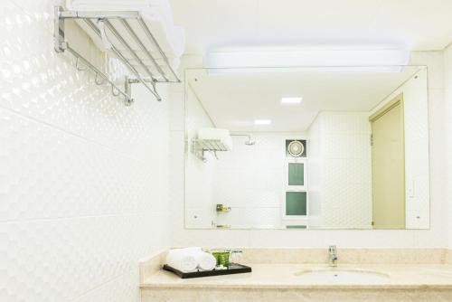 un baño con lavabo y espejo en Atana Stay Al Ashkara, en Al Sharqiyah