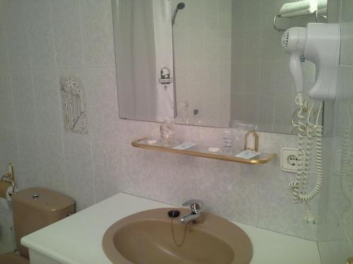 a bathroom with a sink and a mirror at Hostal Vista Alegre in Geria