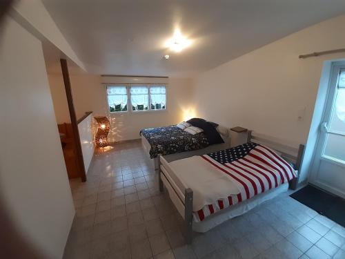 1 dormitorio con 2 camas en una habitación en Le Cezembre gîte la Taniere en Moidrey