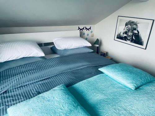 um quarto com duas camas individuais lado a lado em B&B Huize Van Damme em Nieuwpoort