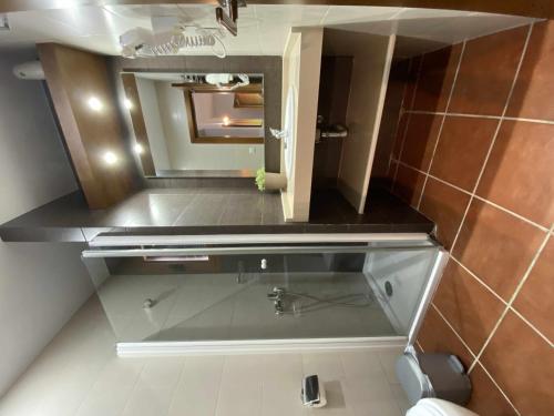 a bathroom with a sink and a mirror at Casa con jardín privado y piscina compartida in Cádiz