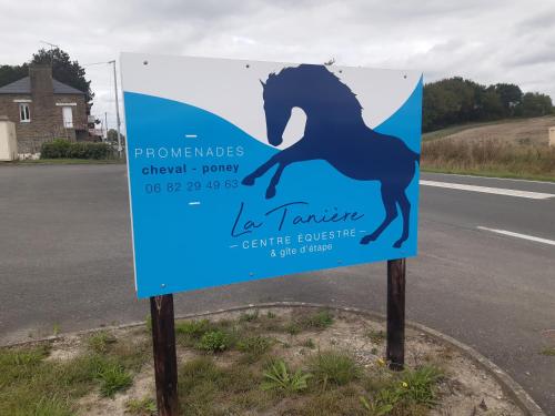 a sign with a horse on the side of a road at Le Cezembre gîte la Taniere in Moidrey