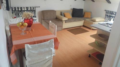 salon ze stołem i kanapą w obiekcie Apartment Damir w mieście Opatija