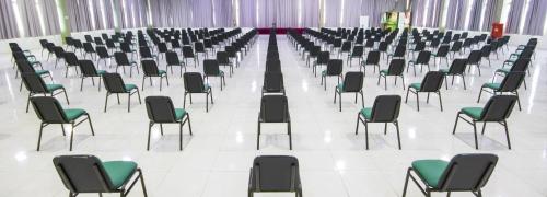 a row of chairs lined up in a room at Hotel Golden Park Sorocaba & Convenções by Nacional Inn in Sorocaba