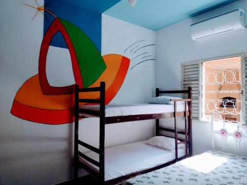 เตียงสองชั้นในห้องที่ Casa confortável em Guaratinguetá