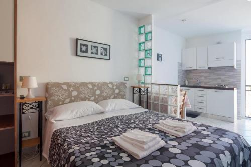 una camera da letto con un letto e asciugamani di Giovanna dei Rocca - appartamento sul mare a Riomaggiore