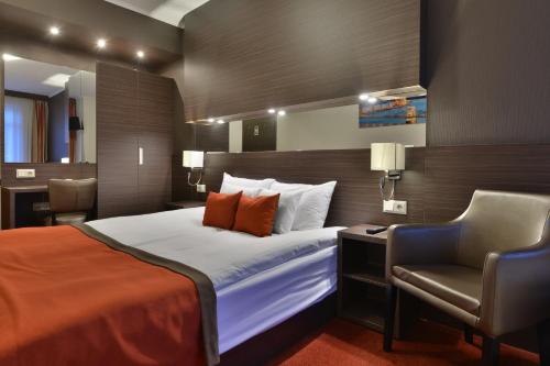 Un pat sau paturi într-o cameră la Hotel City Inn