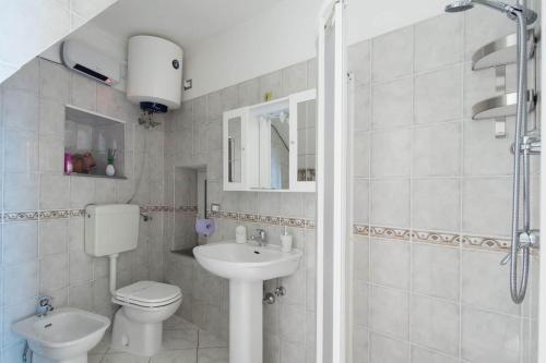 リオマッジョーレにあるGiovanna dei Rocca - appartamento sul mareの白いバスルーム(トイレ、シンク付)
