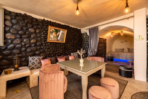 Ruang duduk di BLACK BAY CAVES SUITES