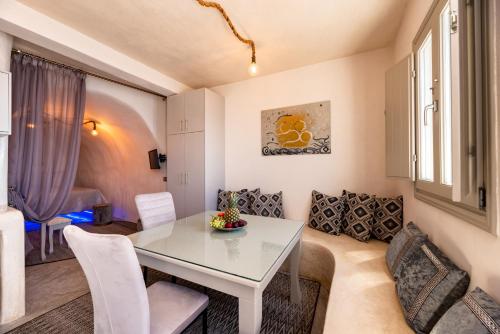 Ruang duduk di BLACK BAY CAVES SUITES