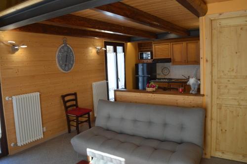 a living room with a couch and a kitchen at BAITA SIBERIA in Craveggia