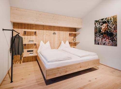 Una cama o camas en una habitación de das bleibt Alpine Suites