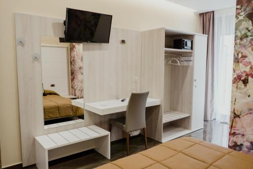 a hotel room with a desk and a mirror at Miryam House Affittacamere Suite e Relax in San Severo