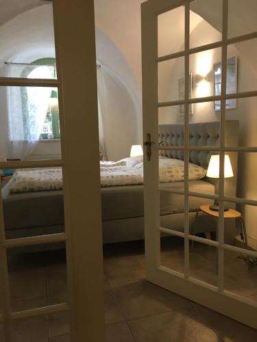 a bedroom with a bed and a room with a window at Ferienwohnung Paulick I Zentrales Altstadt Apartment I Garten Terrasse Grill I 2 Schlafzimmer in Bautzen