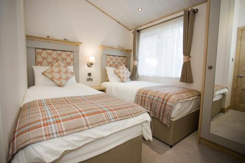 Katil atau katil-katil dalam bilik di 6 berth luxury lodge in Christchurch Dorset