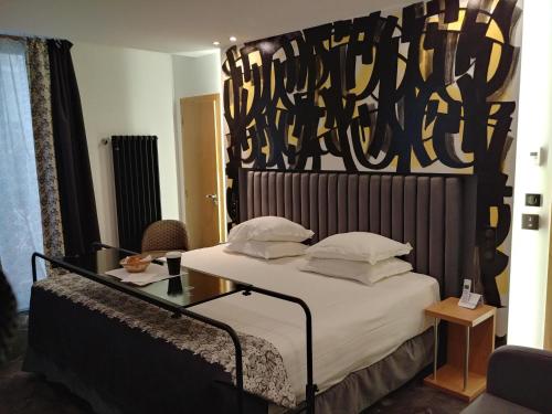 a bedroom with a bed with a black and yellow wall at Hotel Aida Opera in Paris