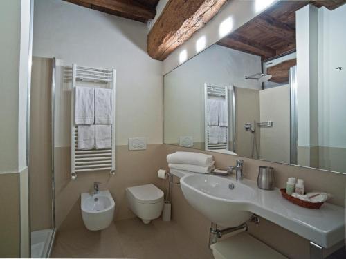 A bathroom at B&B Il Corso