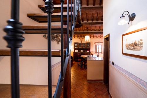 a spiral staircase in a room with a dining room at Agriturismo Parco Fiorito in Cortona