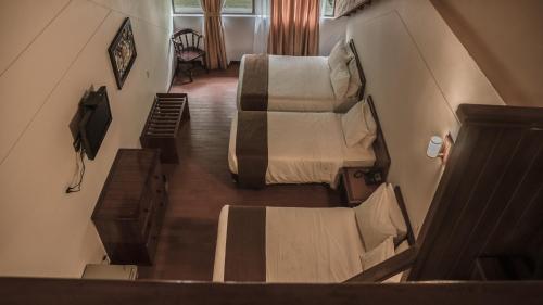 an overhead view of a bedroom with two beds at Termales Santa Rosa De Cabal in Santa Rosa de Cabal