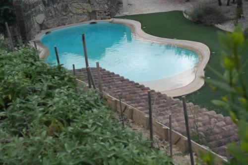 ein großer Pool mit Stufen um ihn herum in der Unterkunft Studio 30 m2 in Contes