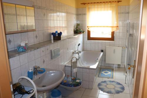 y baño con lavabo y aseo. en Ferienwohnung-Daeumler, en Breitenbrunn