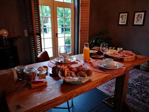 Завтрак для гостей Casa Leone near Bruges with jacuzzi & parking