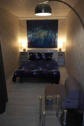 ein Schlafzimmer mit einem Bett und einem Wandgemälde in der Unterkunft Studio 30 m2 in Contes