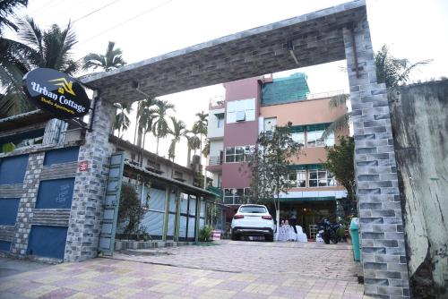un edificio con un coche aparcado delante en URBAN COTTAGE, en Guwahati