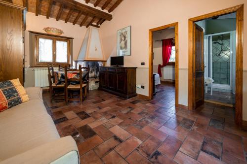 a living room with a couch and a table at Agriturismo Parco Fiorito in Cortona
